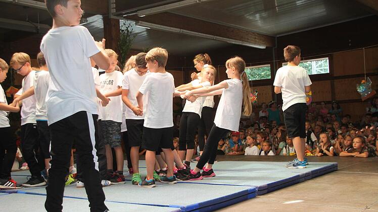 Die Mainleuser Schule feierte am Samstag ein wunderschönes Wiesenfest. Foto: Stephan Tiroch