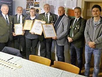 Ehrungen bei den Wirsberger Schützen. Im Bild (von links) 1. Schützenmeister Rudi Krämer, Gerhard Schröppel, Anja Weinrich, Bernd Raithel, Bürgermeister Herrmann Anselstetter, Vorsitzender Roland Burghofer und Beirat Mario Mösch.  Foto: Klaus-Peter Wulf