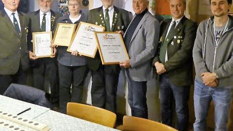 Ehrungen bei den Wirsberger Schützen. Im Bild (von links) 1. Schützenmeister Rudi Krämer, Gerhard Schröppel, Anja Weinrich, Bernd Raithel, Bürgermeister Herrmann Anselstetter, Vorsitzender Roland Burghofer und Beirat Mario Mösch.  Foto: Klaus-Peter Wulf