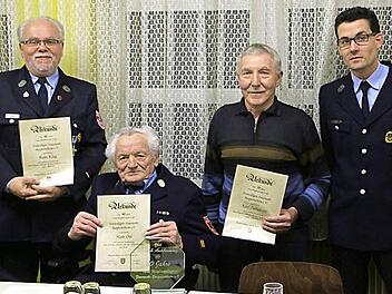 Die Geehrten zeigen stolz ihre Urkunden. Foto: p