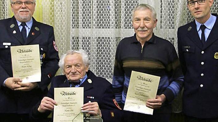 Die Geehrten zeigen stolz ihre Urkunden. Foto: p