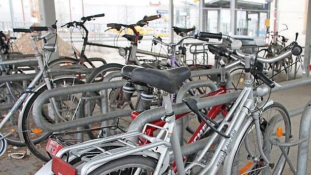 15 Fahrr&auml;der standen am Donnerstagmittag dort, wo ein Fu&szlig;g&auml;nger-Tunnel gebaut werden soll.  Foto: Andreas Schmitt