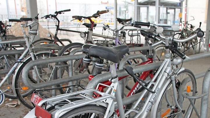 15 Fahrräder standen am Donnerstagmittag dort, wo ein Fußgänger-Tunnel gebaut werden soll.  Foto: Andreas Schmitt