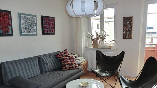 K&uuml;nstlerische Wanddekorationen erwarten die Besucher im Apartment Wohnart.Foto: Katrin Schinner