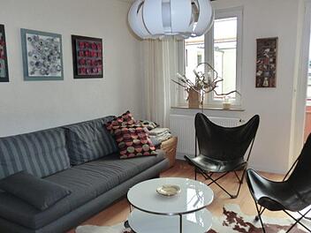 Künstlerische Wanddekorationen erwarten die Besucher im Apartment Wohnart.Foto: Katrin Schinner