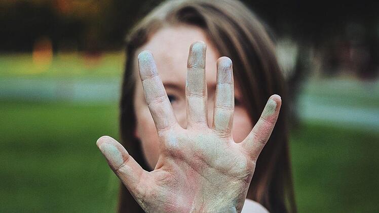 Der Mann begann, sich mit der 16-Jährigen auf Englisch zu unterhalten. Wenig später hielt er sein entblößtes Glied vor ihr in der Hand. Die Polizei sucht jetzt Zeugen zu diesem Vorfall. Symbolfoto: pixabay.com/Foundry