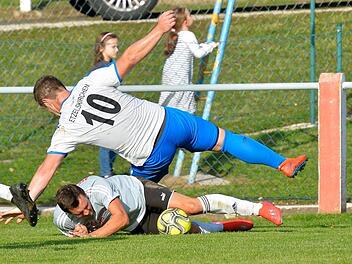 Der ASV H&ouml;chstadt (in Grau) ist zwar weiterhin Tabellenletzter, aber noch lange nicht am Boden - wie hier im Duell gegen Etzelskirchen am vergangenen Wochenende. Gegen Oberreichenbach gewann der ASV mit 4:1. Foto: Picturedreams