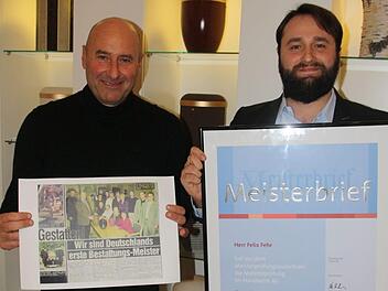 Vater Rüdiger Fehr (links) mit dem Artikel aus der Bild-Zeitung im Jahr 2000, damals wurde er jüngster Bestattermeister in Bayern. Er sitzt auf dem Foto von damals am Tisch ganz hinten. Rechts Sohn Felix mit seiner Urkunde, die ihn als derzeit jüngsten Bestattermeister Bayerns auszeichnet. Foto: Susanne Will