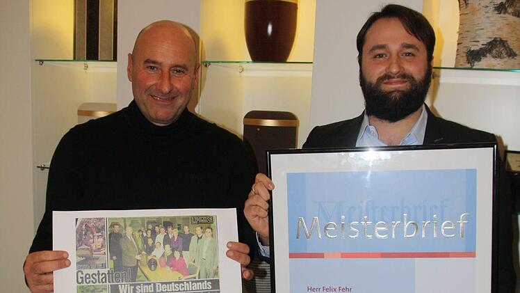 Vater Rüdiger Fehr (links) mit dem Artikel aus der Bild-Zeitung im Jahr 2000, damals wurde er jüngster Bestattermeister in Bayern. Er sitzt auf dem Foto von damals am Tisch ganz hinten. Rechts Sohn Felix mit seiner Urkunde, die ihn als derzeit jüngsten Bestattermeister Bayerns auszeichnet. Foto: Susanne Will