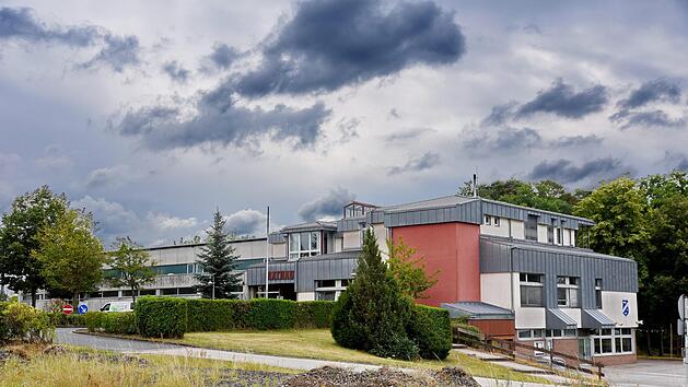 Das Rathaus in Hausen und die Mehrzweckhalle. Der Bereich über dem Erdgeschoss muss abgebrochen werden. Foto: Karl Heinz Wirth