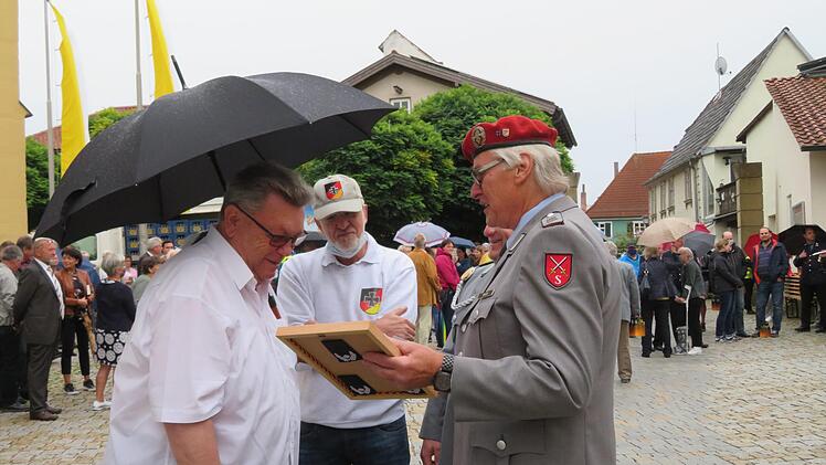 Auf dem Kirchplatz mischt sich Rudi Scharf unter seine Kirchengemeinde und bekam viele dankende Worte zum Abschied. Fotos: Franziska Wagner