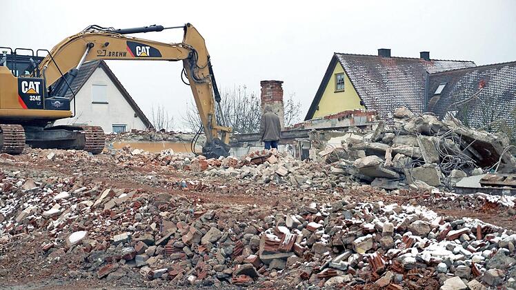 Das blieb übrig, nachdem die Bagger angerückt waren.  Fotos: Bernhard Panzer (3), Richard Sänger (1)