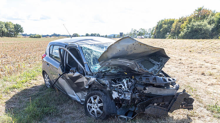 Schwerer Unfall auf der B4 im Kreis Bamberg: Auto brennt komplett aus