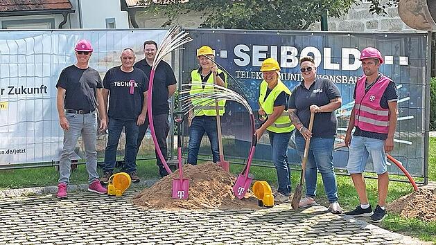 Anfang August erfolgte der Spatenstich für den Glasfaserausbau in Lonnerstadt.