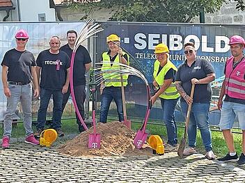 Anfang August erfolgte der Spatenstich für den Glasfaserausbau in Lonnerstadt.