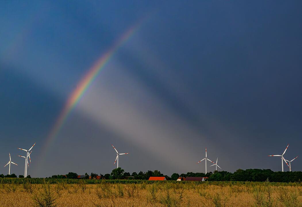 Regenbogen vor Gewitterwolken