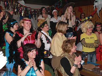 Die Stimmung war ausgelassen beim Weiberfasching in Hallern-dorf.Fotos: Erlwein