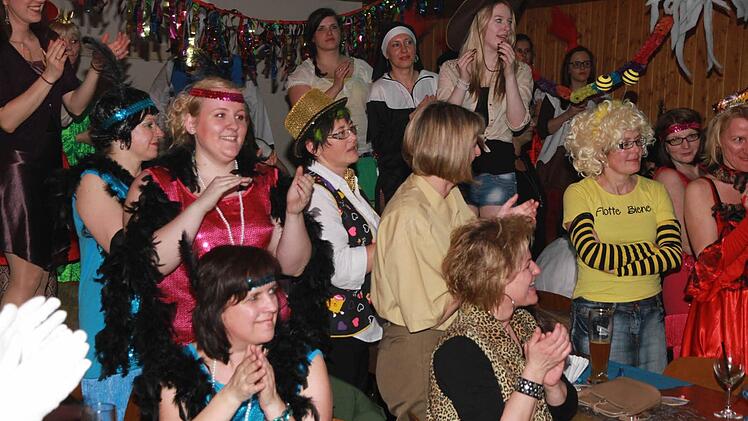 Die Stimmung war ausgelassen beim Weiberfasching in Hallern-dorf.Fotos: Erlwein