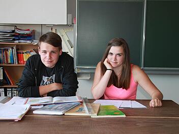 Jakob und Tanja, beide 16 Jahre alt, haben die Prüfungen hinter sich und die Zusage für eine Lehrstelle in der Tasche. In ihrem eCn-Klassenzimmer in Michelau sitzen sie nun also ein letzten Mal über Schulbüchern. Das Lernen wird an verschiedenen Berufsschulen weitergehen. Fotos: Popp