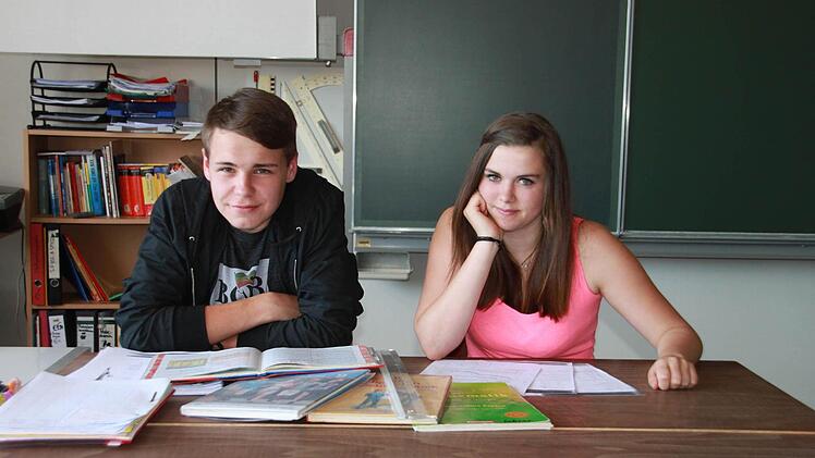 Jakob und Tanja, beide 16 Jahre alt, haben die Prüfungen hinter sich und die Zusage für eine Lehrstelle in der Tasche. In ihrem eCn-Klassenzimmer in Michelau sitzen sie nun also ein letzten Mal über Schulbüchern. Das Lernen wird an verschiedenen Berufsschulen weitergehen. Fotos: Popp