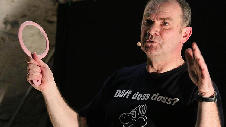 Fränkisch direkt und - zumindest für Franken - klar verständlich hält Kabarettist Fredi Breunig beim Aschermittwoch der SPD im Bocksbeutelkeller den Zuschauern den Spiegel vor. Foto: Gerd Schaar