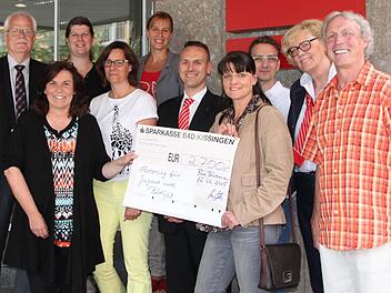 Geschäftsstellenleiter Mario Götz (Mitte) und Cornelia Borowski (Zweite von rechts) übergeben eine Spende an Vertreter der Schulen. Foto: uli