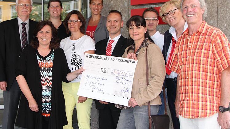 Geschäftsstellenleiter Mario Götz (Mitte) und Cornelia Borowski (Zweite von rechts) übergeben eine Spende an Vertreter der Schulen. Foto: uli