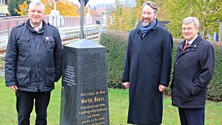 Bürgermeister Jürgen Hennemann, der Ur-Ur-Ur-Enkel von Martin Baetz, Andreas Jost, und Kreisheimatpfleger Günter Lipp (von links), nach der Enthüllung des Gedenksteins an der Georg-Nadler-Straße in Ebern. Foto: Helmut Will