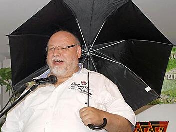 Zu seiner Rede erschien Schirmherr Pfarrer Martin Wissel tatsächlich mit einem Schirm. Fotos: Günther Geiling