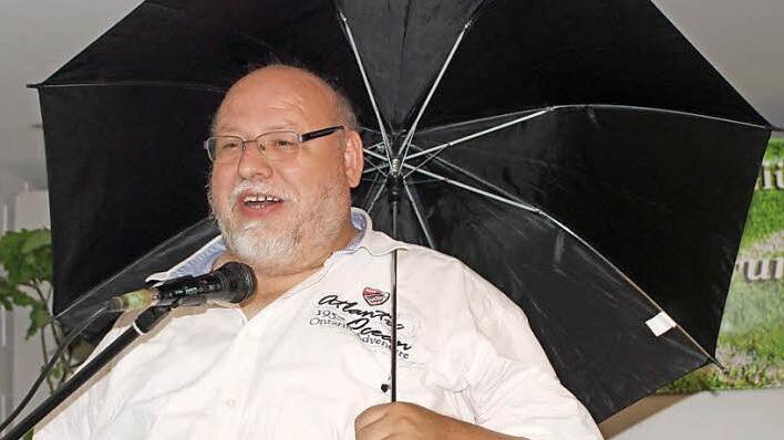 Zu seiner Rede erschien Schirmherr Pfarrer Martin Wissel tatsächlich mit einem Schirm. Fotos: Günther Geiling