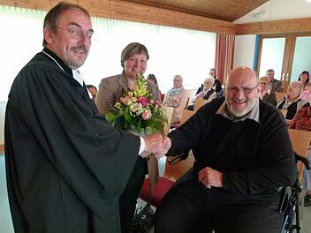 Im Kirchengemeindehaus wird Robert Kathmann (rechts) durch Dekan Andreas Kleefeld (links) und im Beisein seiner Frau Bianka Kathmann (Mitte) verabschiedet. Foto: Lothar Weidner