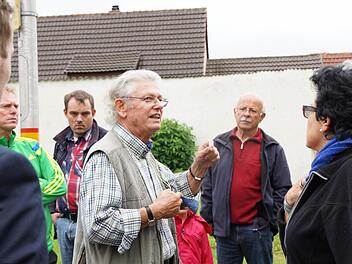 Jochen Willecke erklärt Zuschauern, was bei einer Beringungsaktion passiert. Foto: Archiv/Arkadius Guzy