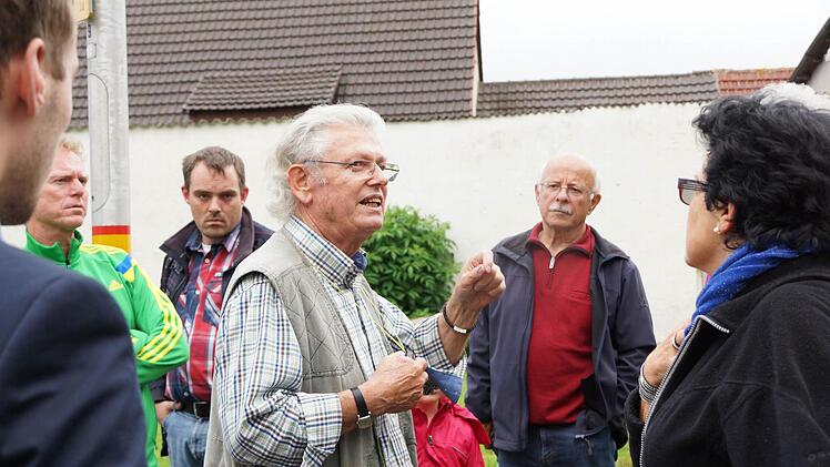 Jochen Willecke erklärt Zuschauern, was bei einer Beringungsaktion passiert. Foto: Archiv/Arkadius Guzy