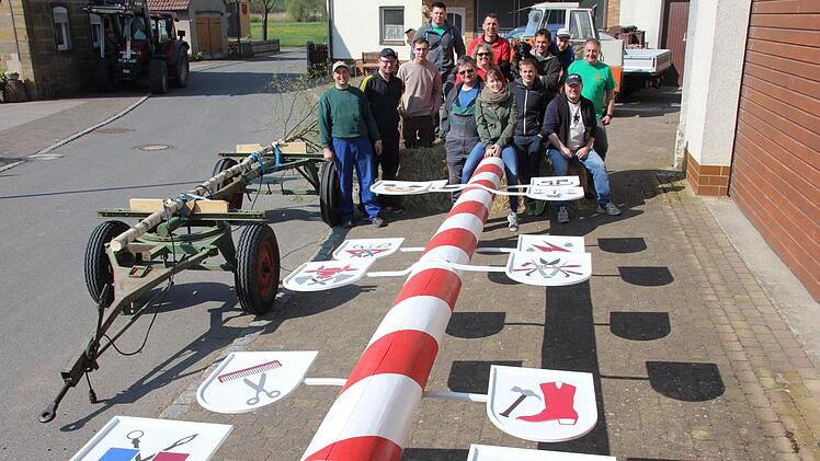Die erfolgreiche Beutezeug-Truppe aus Treinfeld samt dem Objekt der Begierde und dem Ersatz- bzw. Schandbaum (links). Foto: Ralf Kestel