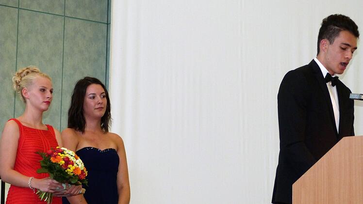 Eine sehr fundierte Abi-Rede hielten Stefan Ständner am Rednerpult und dahinter (von links) Sophie Bastobbe und Anna-Lena Pausch. Foto: Werner Reißaus