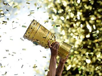 Die Bundesliga geht wieder in die nächste Runde. Alle Vereine hoffen natürlich auf einen Pokal-Sieg. Symbolfoto: Maurizio Ganmbarini/ dpa