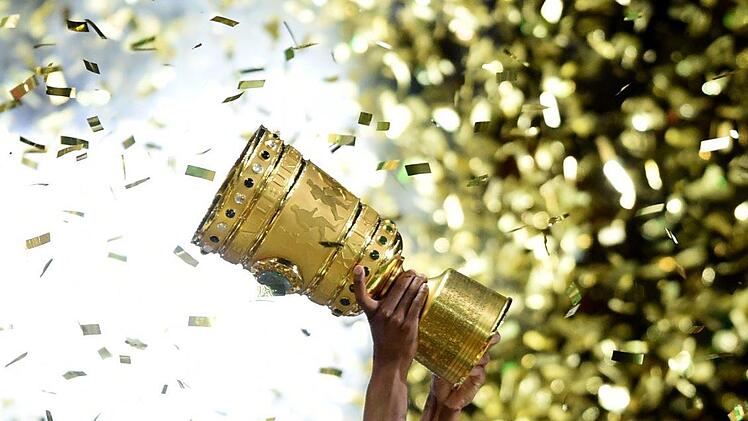 Die Bundesliga geht wieder in die nächste Runde. Alle Vereine hoffen natürlich auf einen Pokal-Sieg. Symbolfoto: Maurizio Ganmbarini/ dpa