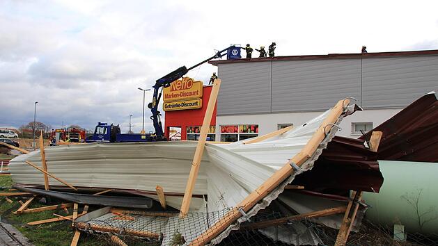 Der Sturm hat das Dach des Nettomarktes in Mühlhausen abgedeckt.  Foto: Andreas Dorsch