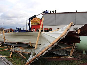 Der Sturm hat das Dach des Nettomarktes in Mühlhausen abgedeckt.  Foto: Andreas Dorsch