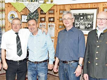 Die Geehrten von links: Norbert Sponsel, Marco Stadter, Hans Schwalb, Oskar Rose, Konrad Schechtel, Hermann Hölzlein, Hubertus Weiß Foto: Heidi Amon