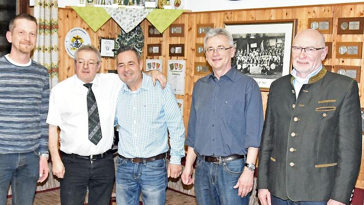 Die Geehrten von links: Norbert Sponsel, Marco Stadter, Hans Schwalb, Oskar Rose, Konrad Schechtel, Hermann Hölzlein, Hubertus Weiß Foto: Heidi Amon