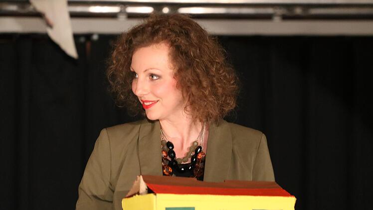 Die Theatergruppe Kompassion des Franz-Miltenberger-Gymnasiums  spielte die Farce "Benefiz. Jeder rettet einen Afrikaner" von Ingrid Lausund. Foto: Sebastian Schmitt