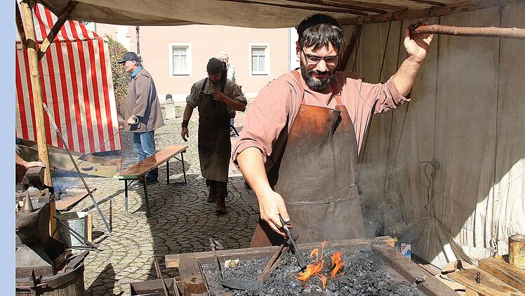 Die Hammerschläge des Schmieds hallten über den Platz. Dieter Britz