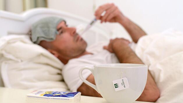 Mythos oder nicht? Der Mann bleibt zu Hause und br&uuml;tet etwas aus, das im Volksmund manchmal als M&auml;nnergrippe bezeichnet und verulkt wird. Foto: Andreas Gebert/dpa