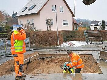 Ein Wasserrohrbruch in Aisch hat den Mitarbeitern des Adelsdorfer Bauhofs und ihrem Chef Manfred Litz (l.) ein verspätetes Wochenende beschert. Foto: Johanna Blum