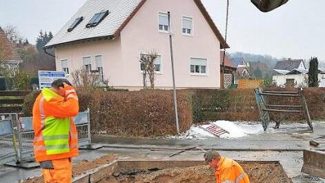 Ein Wasserrohrbruch in Aisch hat den Mitarbeitern des Adelsdorfer Bauhofs und ihrem Chef Manfred Litz (l.) ein verspätetes Wochenende beschert. Foto: Johanna Blum