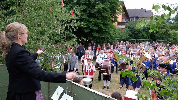 Beim 90-jährigen Jubiläum der Musikvereinigung im  Juni 2017 fungierte noch  Laura Breuter-Videra als Dirigentin. Archivfoto: Gerd Schaar