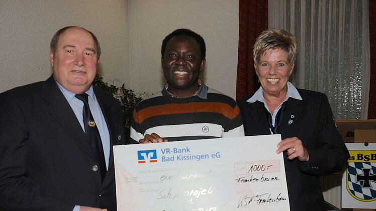 Pfarrer Dr. Blaise Okpanachi (Mitte) bedankte sich beim Vorsitzenden Herbert Schmid (links) und dessen Stellvertreterin Michaela Hofmann für den Spendenscheck.Gerd  Schaar
