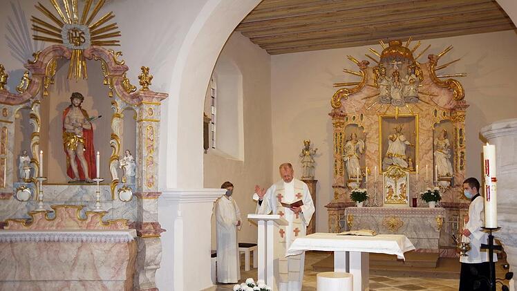 Pfarrer Thomas Teuchgräber segnete den neuen Altar und den neuen Ambo.Heike Schülein