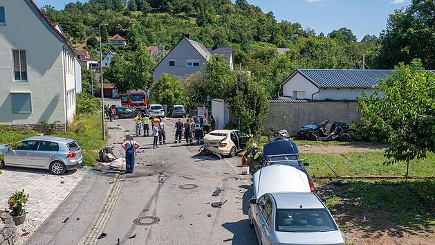 14-Jähriger Fahrer verursacht Massencrash mit Schwerverletzter: Acht beschädigte Autos im Wohngebiet